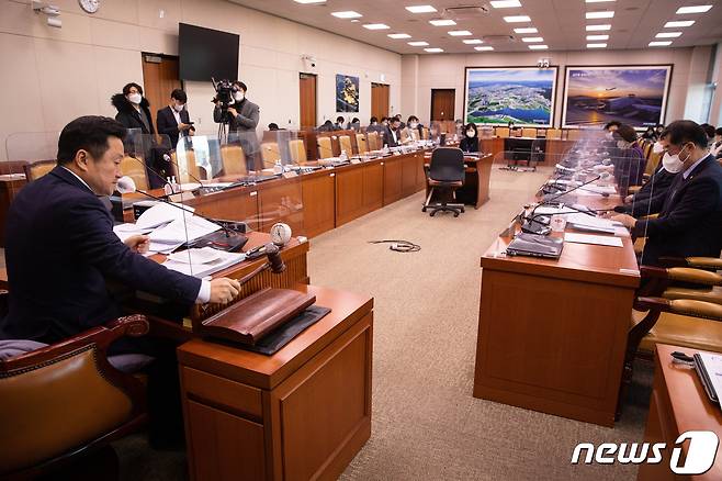 최인호 국회 국토교통위원회 교통법안심사소위원장이 2일 서울 여의도 국회에서 열린 제400회 국회(정기회) 국토교통위원회 제3차 교통법안심사소위원회에서 의사봉을 두드리고 있다. 화물자동차 운수사업법 일부개정법률안 심사를 위해 열린 이날 회의에는 안전운임제 영구화 등을 요구하며 파업 중인 화물연대 측 관계자들이 출석했으나 국민의힘 위원들과 정부 측은 참석하지 않았다. 2022.12.2/뉴스1 ⓒ News1 유승관 기자