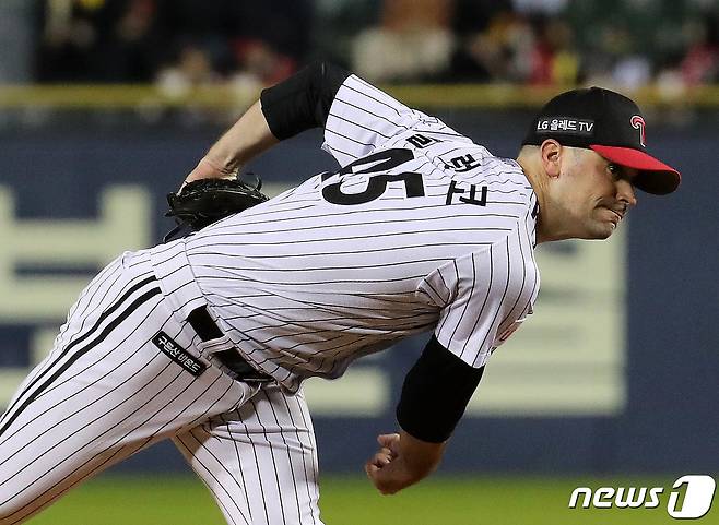 25일 서울 송파구 잠실야구장에서 열린 프로야구 '2022 신한은행 SOL KBO 포스트시즌' 플레이오프 2차전 LG 트윈스와 키움 히어로즈의 경기에서 LG선발 플럿코가 역투하고 있다. 2022.10.25/뉴스1 ⓒ News1 박세연 기자