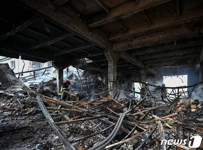 6일 (현지시간) 우크라이나 자포리자에서 러시아 군의 포격을 받아 쑥대밭이 된 건물이 보이고 있다. ⓒ 로이터=뉴스1 ⓒ News1 우동명 기자