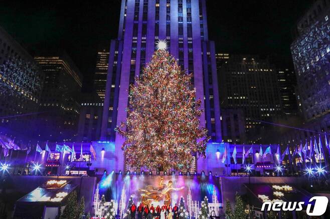 30일(현지시간) 미국 뉴욕에서 열린 크리스마스 트리 점등식에서 약 20m 높이의 트리에 불이 들어오자 록펠러센터 인근이 환하게 빛나고 있다. ⓒ AFP=뉴스1 ⓒ News1 김성식 기자