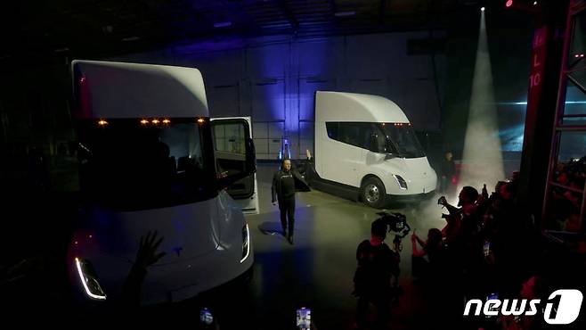 1일(현지시간) 미국 네바다 리노 스파크스에서 일론 머스크 테슬라 최고경영자(CEO)가 첫 전기 트레일러트럭 '세미'를 선보이고 있다. 2022.12.01 ⓒ 로이터=뉴스1 ⓒ News1 정윤미 기자