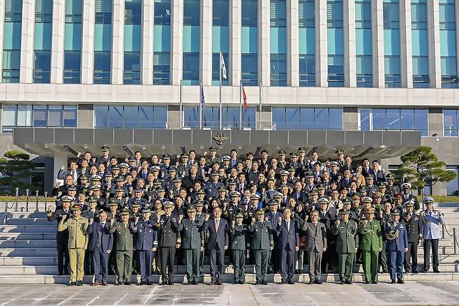 2일 오후 논산 국방대학교 컨벤션센터에서 개최된 2022년 국방대학교 안보과정 졸업식에서 교육을 마친 민관군 고위관료들이 파이팅을 외치며 기념촬영을 하는 모습.(국방대 제공)