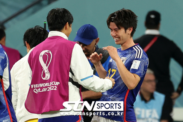 1일(현지시간) 오후 카타르 알라이얀 칼리파 스타디움에서 열린 2022 카타르 월드컵 조별리그 E조 3차전 일본과 스페인의 경기, 일본 다나카 아오가 역전골을 성공시키고 동료들과 기뻐하고 있다. 사진｜뉴시스/AP