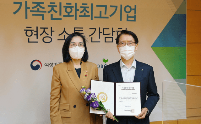 김현숙 여성가족부 장관(왼쪽)과 신창재 교보생명 회장. (사진=교보생명)