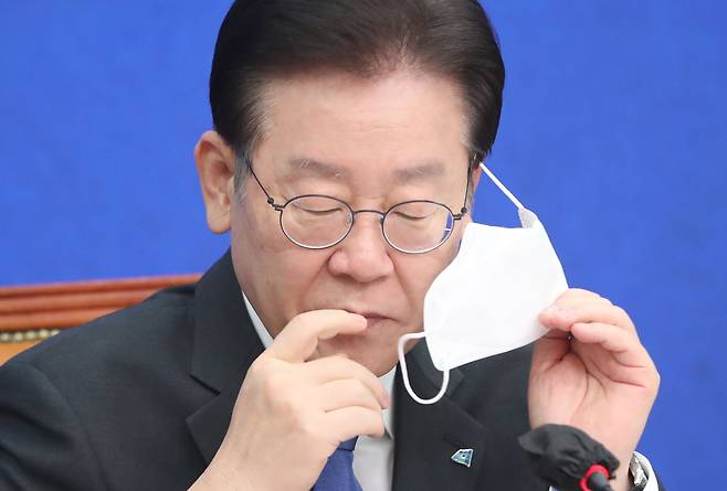 이재명 더불어민주당 대표가 1일 서울 여의도 국회에서 열린 이태원참사 의료 및 심리지원을 위한 간담회에서 마스크를 벗고 있다./뉴스1