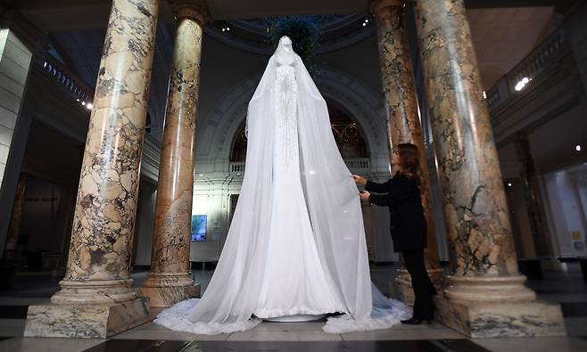영국 런던 V&A박물관 크롬웰 로드 입구 로비에 세워진 흰색 드레스로 형상화한 크리스마스 트리.한국인 디자이너 미스 소희의 작품이다./EPA 연합뉴스