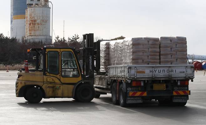 1일 오후 인천시 중구 삼표시멘트 인천사업소 내 시멘트 저장탱크에서 공장 관계자가 시멘트를 옮기고 있다./뉴스1