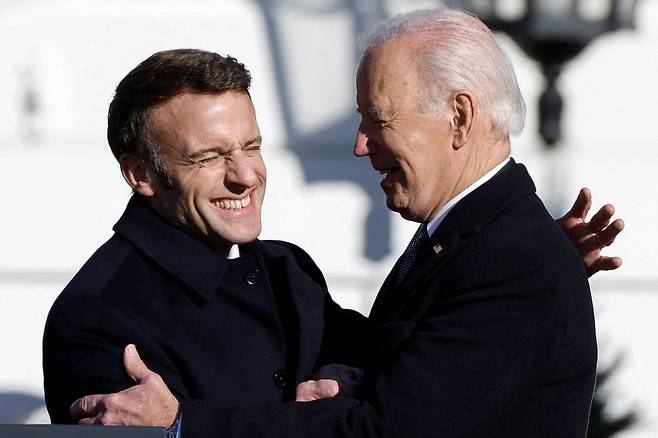 미국을 방문 중인 에마뉘엘 마크롱(왼쪽) 프랑스 대통령이 1일(현지 시각) 백악관에서 조 바이든 미국 대통령과 인사를 나누고 있다.