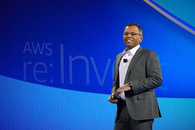 스와미 시바수브라마니안 AWS 부사장이 30일(현지 시각) 'AWS 리인벤트 2022'가 열린 미국 라스베이거스에서 기조연설을 하고 있다./ AWS 제공