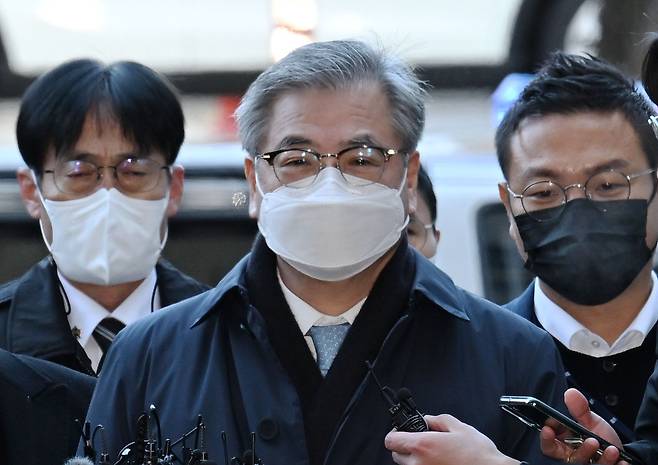 서훈 전 청와대 국가안보실장이 2일 오전 서울중앙지법에서 열린 '서해 공무원 피격 사건' 관련 구속 전 피의자 심문에 출석하고 있다. /연합뉴스