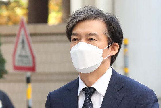 자녀 입시비리 및 감찰 무마 의혹을 받는 조국 전 법무부 장관이 18일 오전 서울 서초구 서울중앙지방법원에서 열린 1심 속행공판에 출석하고 있다. 2022.11.18/뉴스1