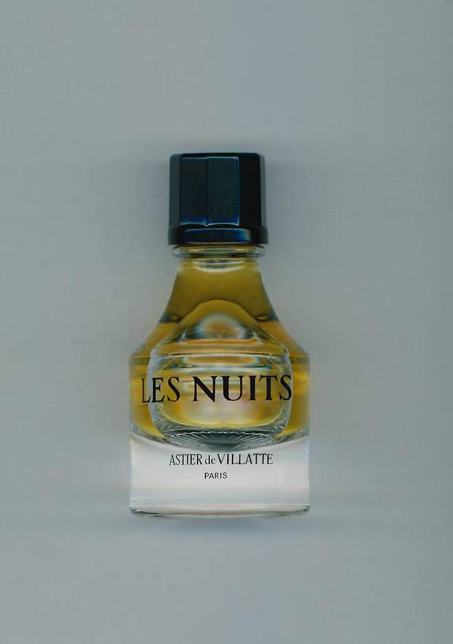 조르주 상드의 향수 '레 뉘(LES NUITS)'. 황홀한 향기의 터키쉬 로즈, 가장 고귀하고 호 화로운 향을 자랑하는 다마스크 로즈, 우드 향의 관능적인 파출리, 강렬하고 세련된 파우더 와 우드 향의 아이리스가 한데 어우러진다. 10ml 125,000, 30ml 280,000, 100ml 480,000