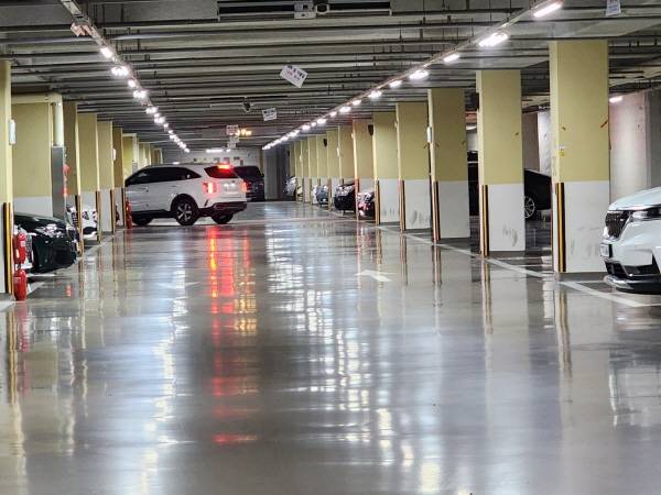 지하주차장에서 회전할 때도 방향 지시등을 켜고 절대 서행해야 한다.