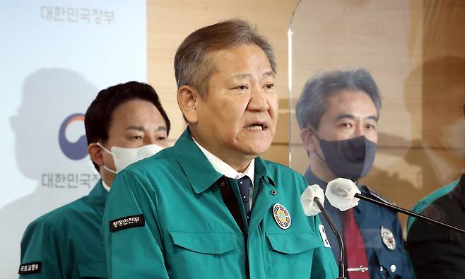 2022년 11월28일 이상민 행정안전부 장관이 정부서울청사 브리핑실에서 원희룡 국토교통부 장관과 윤희근 경찰청장 등이 참석한 가운데 열린 ‘화물연대 집단운송거부 중대본 회의’를 마치고 화물연대 집단운송거부에 따른 중대본 구성과 부처별 대응 상황 및 향후 대응 방안 등을 발표하고 있다. 한겨레 김경호 선임기자