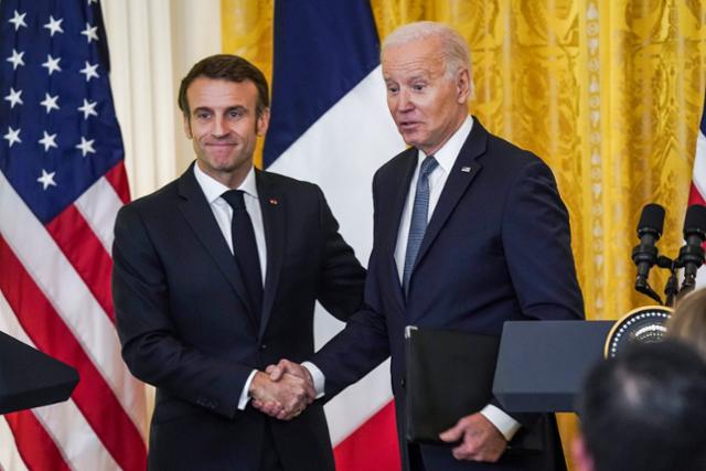 조 바이든(오른쪽) 미국 대통령과 에마뉘엘 마크롱 프랑스 대통령이 1일 워싱턴 백악관에서 정상회담을마친 뒤 공동 기자회견을 열고 악수를 나누고 있다. 워싱턴=EPA 연합뉴스