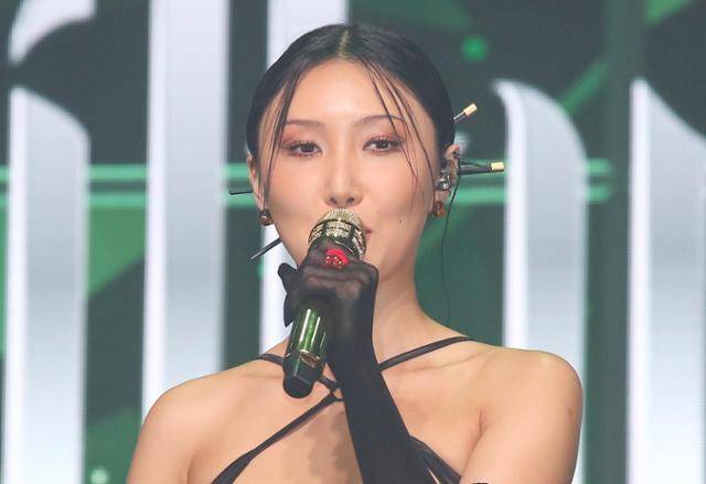 그룹 마마무 화사가 자신의 이름을 내건 음악 예능 MC로 나선다. 연합뉴스