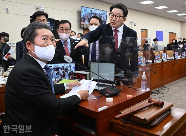 정청래(앞쪽) 국회 과학기술정보방송통신위원회 위원장이 2일 과방위 전체회의에서 공영방송 지배구조를 바꾸는 내용의 '방송법 개정안'을 상정해 표결하려 하자 국민의힘 의원들이 반대하고 있다. 오대근 기자