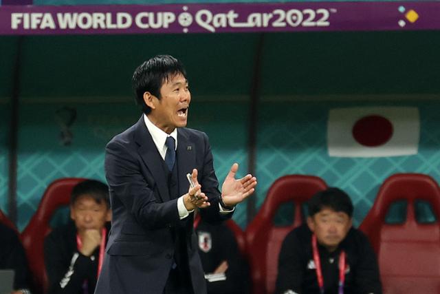 모리야스 하지메 감독이 2일 카타르 알라얀 칼리파 인터내셔널 스타디움에서 열린 2022 카타르 월드컵 조별리그 E조 3차전 일본과 스페인의 경기에서 실점 후 선수들을 격려하고 있다. 알라얀=뉴시스