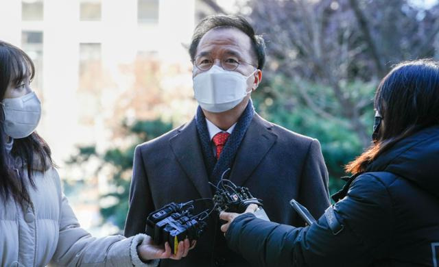 김광호 서울경찰청장이 2일 피의자 조사를 받기 위해 서울 마포구 경찰청 이태원 사고 특별수사본부에 출석하면서 취재진 질문에 답하고 있다. 뉴스1