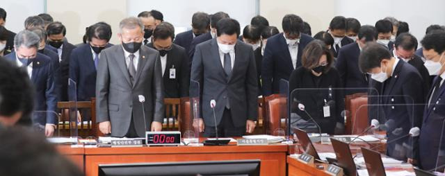 윤희근(왼쪽부터) 경찰청장과 이상민 행정안전부 장관, 오세훈 서울시장, 박희영 용산구청장, 김광호 서울경찰청장이 지난달 7일 국회에서 열린 행정안전위원회 전체회의에 참석해 참사 희생자를 추모하는 묵념을 하고 있다. 뉴스1