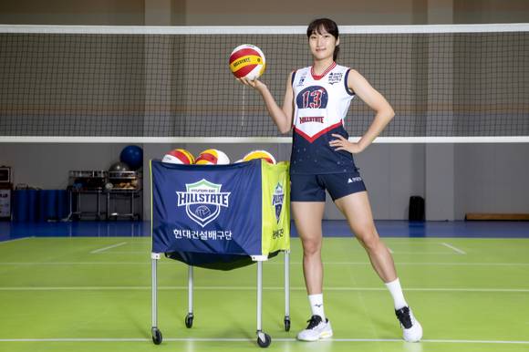 현대건설 배구단은 2022-23시즌 크리마스 유니폼에 배구공을 연상하게 하는 스노 글로브(Snow Globe)를 모티브로 뒀다. 사진은 크리스마스 어웨이 유니폼이다. [사진=현대건설 힐스테이트 배구단]