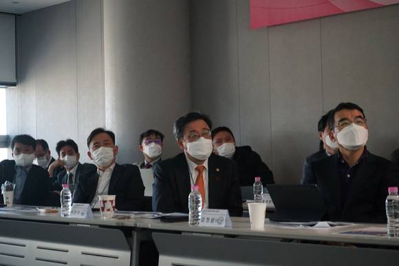 박윤규 과학기술정보통신부 제2차관이 2일 오전 9시 30분 서울 광화문 HJBC 세미나룸에서 열린'2023 디지털 정책자문 간담회' 에 참석해 발표를 듣고 있다. [사진=과학기술정보통신부]