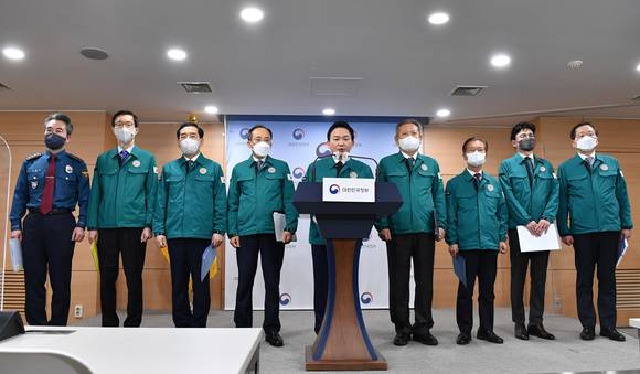 원희룡 국토교통부 장관이 지난 29일 오전 서울 종로구 정부서울청사에서 화물연대 집단운송거부 관련 관계부처 합동 브리핑을 하고 있다. [사진=김성진 기자]