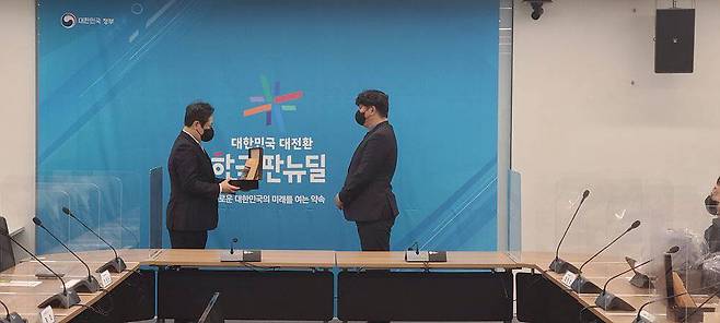 한국판뉴딜 상을 받는 에이아이포펫. 출처 = 에이아이포펫