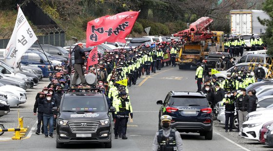 (울산=뉴스1) 윤일지 기자 = 민주노총 공공운수노조 화물연대본부의 집단운송거부(총파업) 행동이 7일째 이어진 30일 오후 울산 남구 석유화학단지에서 조합원들이 거리행진을 하고 있다. 2022.11.30/뉴스1