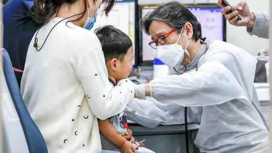 지난 10월 5일 독감 접종 경험이 있는 어린이와 임신부 대상으로 무료 예방접종이 시작된 5일 오전 서울시내 한 소아청소년과의원을 찾은 어린이가 독감 예방주사 접종을 받고 있다. 뉴시스