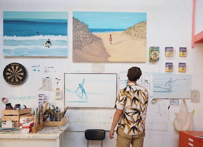 Jean Jullien is seen working on sketches. (DDP)