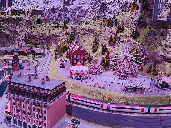 A miniature Hotel Aulac in Lausanne at the Zurich Nowon Train Village (Hwang Dong-hee/The Korea Herald)