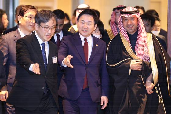 Land Minister Won Hee-ryong accompanies Al-Hogail to a forum in Seoul. [YONHAP]