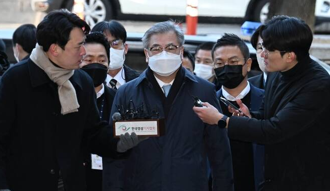 서훈 전 청와대 국가안보실장이 2일 오전 서울중앙지법에서 열린 ‘서해 공무원 피격 사건’ 관련 구속 전 피의자 심문에 출석하고 있다.   연합뉴스