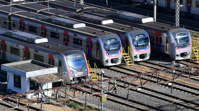 서울 지하철을 운영하는 서울교통공사 노조가 총파업에 돌입한 지난달 30일 서울 구로차량기지에 열차들이 멈춰 서 있다. 권현구 기자
