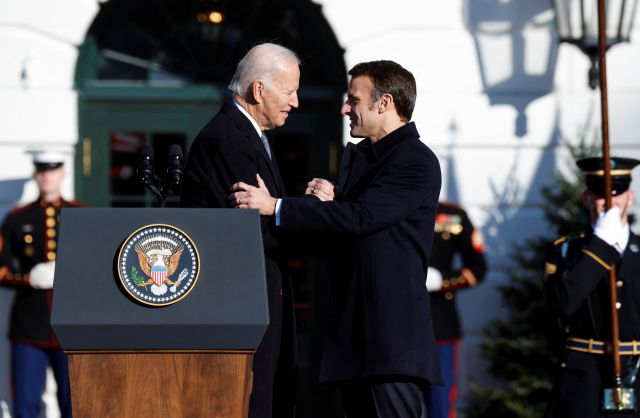 미국을 국빈 방문한 에마뉘엘 마크롱 프랑스 대통령과 조 바이든 대통령이 1일(현지시간) 국립묘지 연설이 끝나고 악수를 하고 있다. 로이터연합뉴스