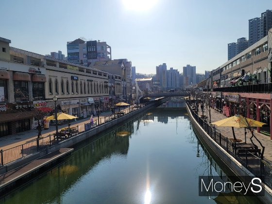 지난 11월18일 경기 김포시 장기동의 복합상가 '라베니체 마치에비뉴'를 찾았다. 한국의 베네치아로 불리는 곳으로 단지 아파트 주민들뿐만 아니라 외부 지역에서 온 관광객들도 찾아온다. /사진=신유진 기자