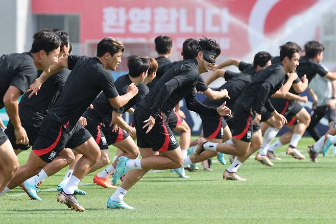 2022 카타르 월드컵 조별리그 3차전 포르투갈과의 경기를 앞둔 축구대표팀의 손흥민, 황희찬 등 선수들이 1일 오전(현지시간) 카타르 도하 알에글라 훈련장에서 훈련하고 있다. [연합]