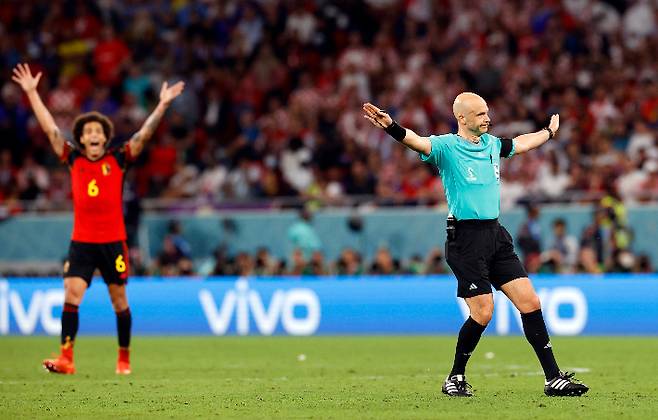 경기 종료를 알리는 앤서니 주심(오른쪽). 벨기에 위첼이 놀라는 표정을 짓고 있다. 연합뉴스