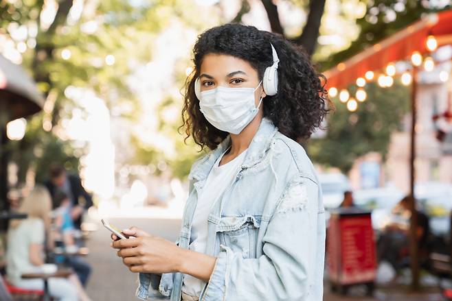 코로나19 유행기에 방역 규제를 심하게 겪은 10대 청소년들의 두뇌가 급속도로 노화했다는 연구 결과가 나왔다. 사진은 기사와 무관. 게티이미지뱅크