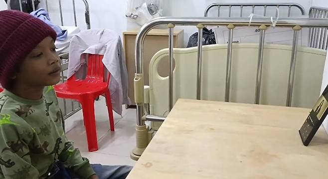심장질환 수술을 앞두고 있는 캄보디아 아동 옥 로타 군이 헤브론 병원에서 김건희 여사의 영상 편지를 시청하고 있다. 대통령실 제공