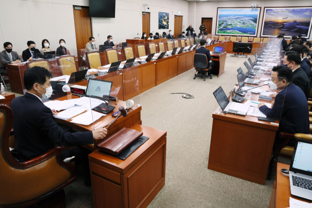 지난달 24일 오전 국회에서 열린 국토교통위원회 전체회의에서 여당의 불참 속에 이른바 '이재명표 예산'인 공공임대주택 예산 등이 더불어민주당 단독으로 처리되고 있다. 연합뉴스