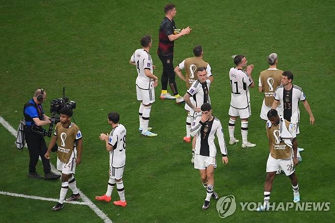 코스타리카전 4-2 승리에도 '조별리그 2연속 탈락' 독일 (알코르[카타르] AFP=연합뉴스) 1일(현지시간) 카타르 알코르의 알바이트 스타디움에서 열린 2022 카타르 월드컵 조별리그 E조 독일 대 코스타리카 경기가 끝난 뒤 독일 선수들이 착잡한 표정을 짓고 있다. 독일은 이날 4-2로 코스타리카를 이겼음에도 일본이 스페인을 상대로 2-1로 승리함에 따라 조 3위로 조별리그를 마쳤다. 독일은 2018 러시아 월드컵에 이어 두 대회 연속 조별리그 탈락의 불명예를 안았다. 2022.12.02 alo95@yna.co.kr