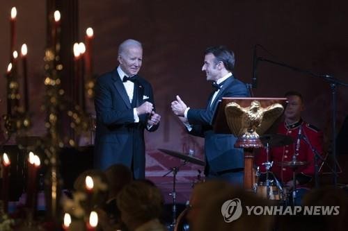 백악관 국빈만찬장의 바이든 미국 대통령(좌측)과 마크롱 프랑스 대통령 [워싱턴 EPA=연합뉴스. 재판매 및 DB 금지]