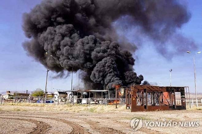 튀르키예의 공습 이후 시리아 북부의 탄화수소 공장에서 불꽃과 연기가 치솟고 있다. [AFP 연합뉴스 자료사진. 재판매 및 DB 금지]