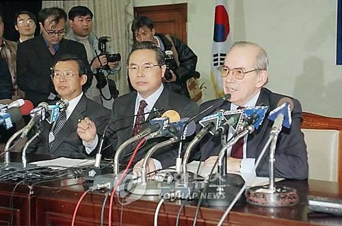 1997년 12월3일 미셸 캉드쉬 IMF 총재(오른쪽부터)와 임창렬 부총리 겸 재정경제원 장관, 이경식 한국은행 총재가 서울 정부청사에서 구제금융에 서명하고 기자회견을 하고 있다.(사진=연합뉴스)