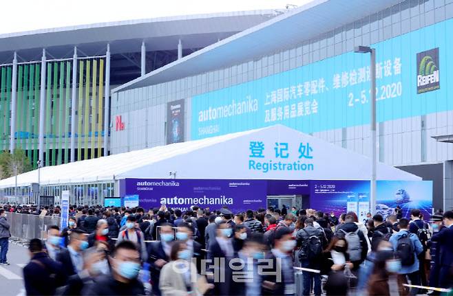 아시아 최대 규모 자동차부품 전시회인 ‘오토메카니카 상하이(Automekanika Shanghai)’가 장소를 상하이에서 선전으로 옮기는 초강수에도 불구하고 개막 20여 일을 앞두고 오프라인 행사 개최가 무기한 연기됐다. 오토메카니카 상하이가 오프라인 행사를 열지 못한 건 지난해에 이어 올해가 두 번째다. (사진=Messe Frankfurt)