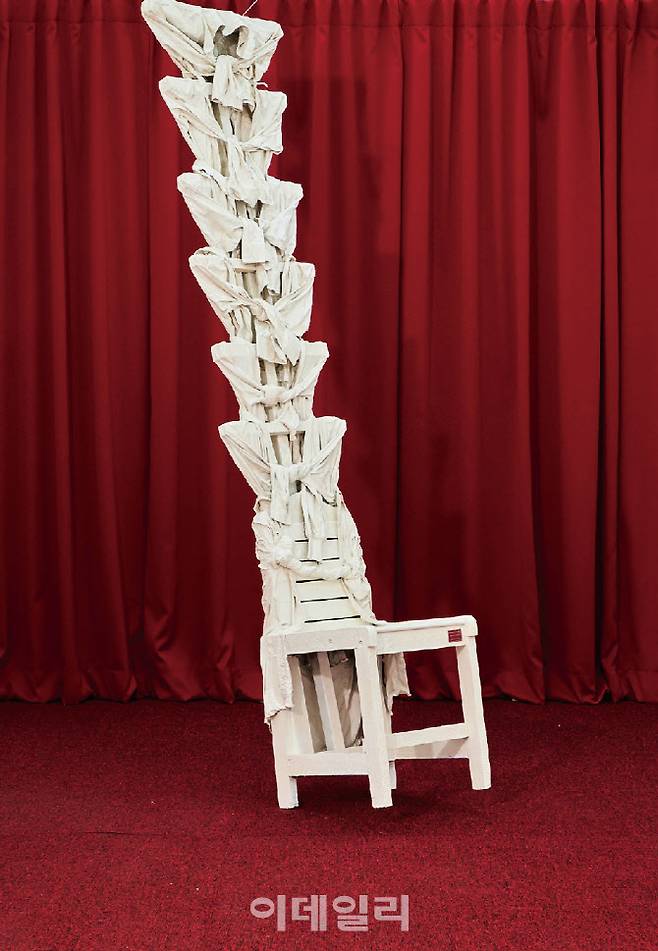 김윤아 ‘기댈 수 없는 의자’(Unrelenting Chair·2022), 헌옷·흙·나무·바니시, 가변크기(사진=청주미술창작스튜디오)