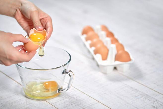 달걀에서 주로 검출되는 살모넬라균은 식중독을 일으켜 위생에 각별히 신경써야 한다. [사진=게티이미지뱅크]