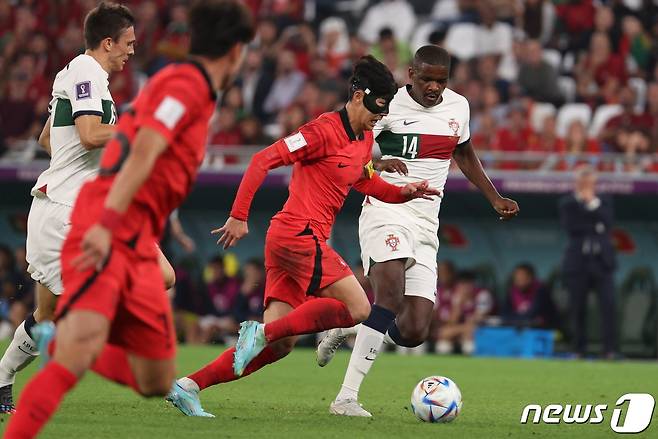 2일 오후(현지시간) 카타르 알라이얀 에듀케이션 시티 스타디움에서 열린 2022 카타르 월드컵 조별리그 H조 3차전 대한민국과 포르투갈의 경기에서 대한민국 손흥민이 상대문전을 향해 드리블을 하고 있다. 2022.12.3/뉴스1 ⓒ News1 이광호 기자